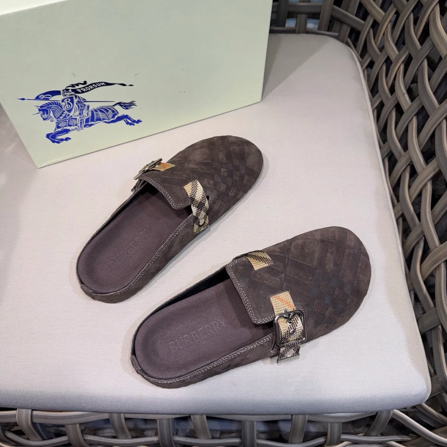 Men's Men's Shoes 💰360 [New Style] 🐝🐝Burberry New Burberry - Men's Checked Leather Urchin Half-Flop Sandal Made of soft suede cowhide and calfskin, these half-flop sandals feature an adjustable B-shaped buckle strap and are decorated with the signature sand-colored Burberry check in jacquard worsted. The upper wraps around the midsole and is paired with a sole made of the same upper material with an embossed logo on the heel and a wavy rubber outsole embellished with the Burberry lettering. Fashionable and casual! Comes with full set of original packaging dust bag! Code number: 39-40-41-42-43-44 standard code (38/45 can be customized and returns and exchanges are not supported)